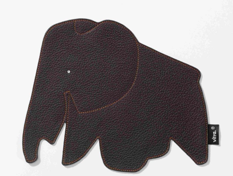 Schokoladenbraunes Elephant Pad Mousepad von Vitra in Elefantenform mit orangenen Ziernähten auf weißem Hintergrund.